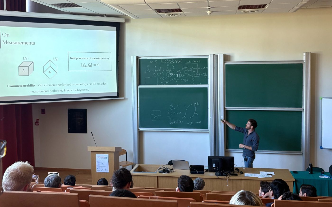 Guilherme Franzmann speaking to an audience in a lecture hall