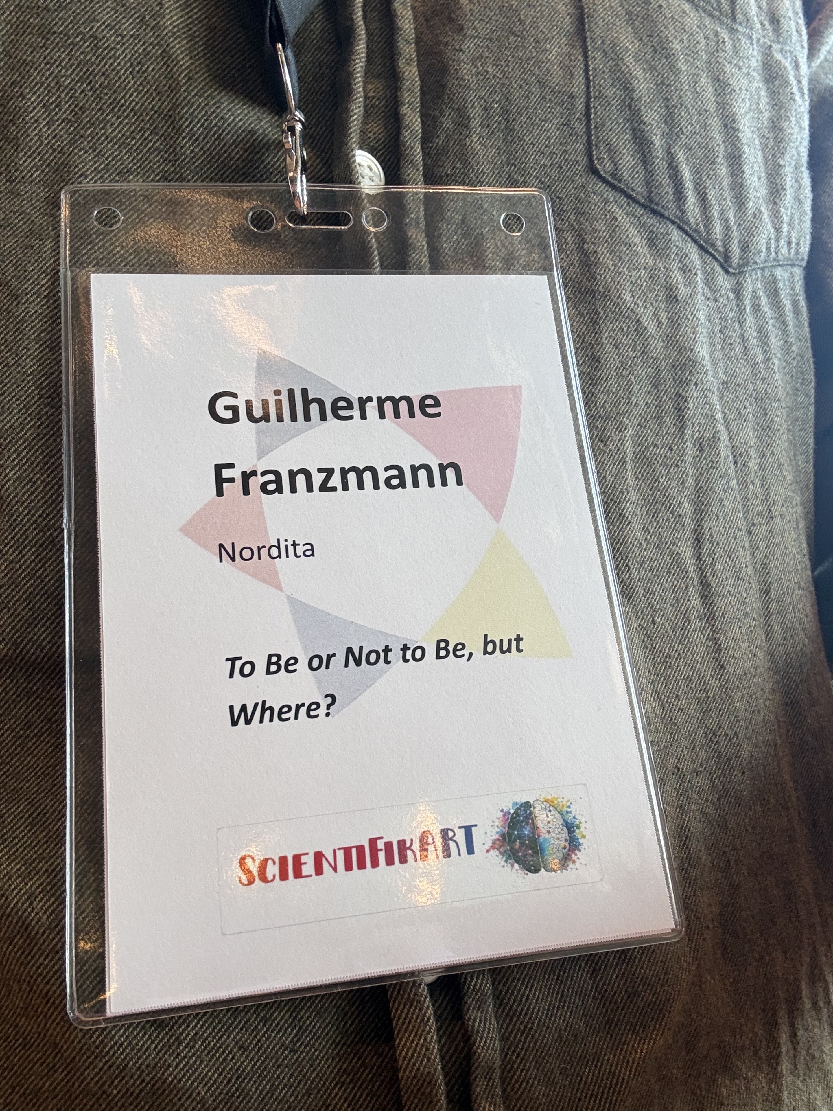 Guilherme Franzmann's ScientiFikART badge, naming his presentation ‘To Be or Not to Be, but Where?’